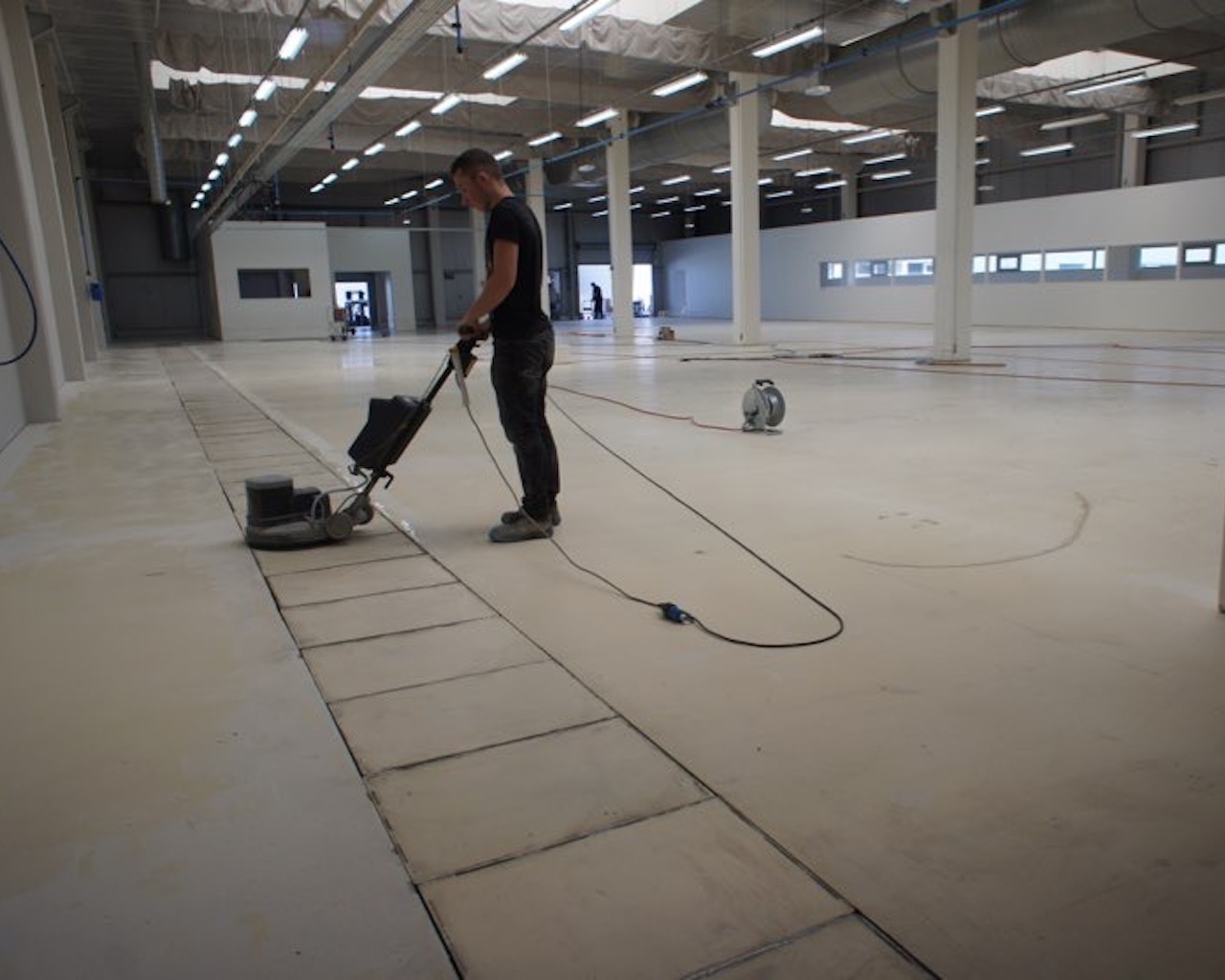 Un employé Dr. Schutz effectue le premier rinçage qui permet la 'neutralisation'