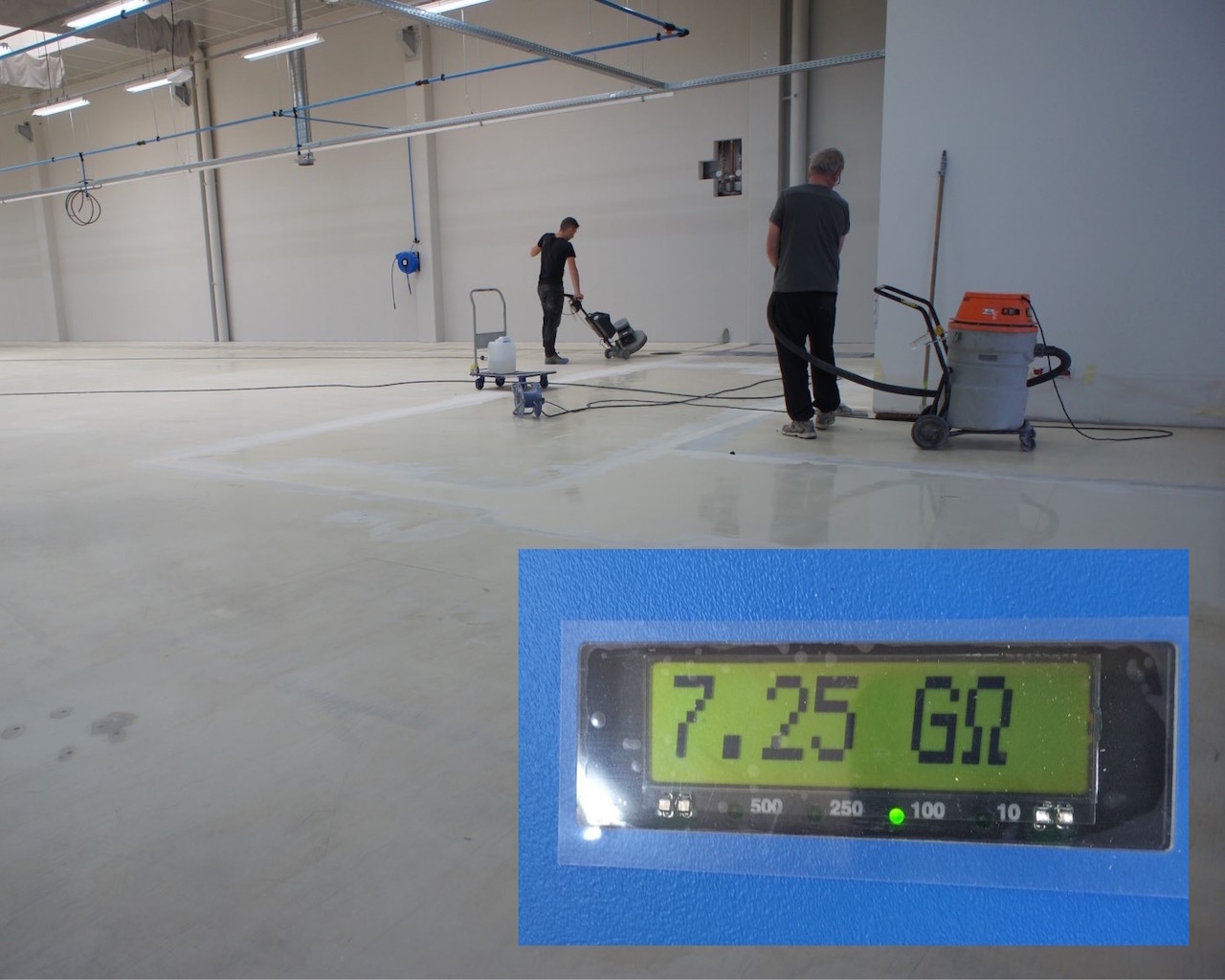 Deux personnes effectuent le rinçage final du sol et la mesure de la conductivité initiale qui est à 7,25 gigohms.