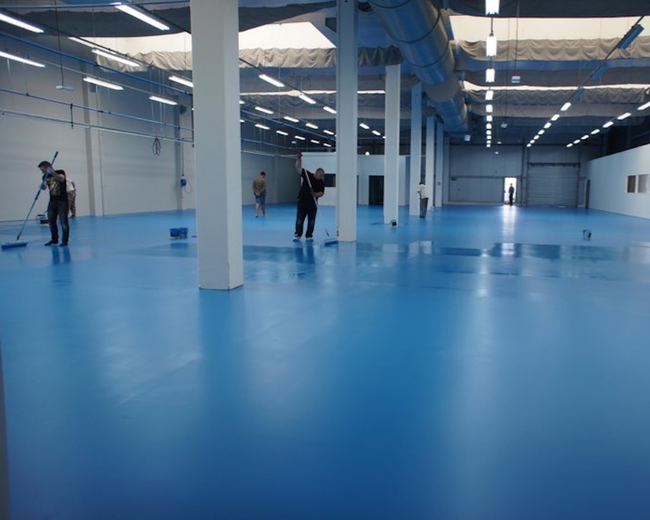 L'équipe passe maintenant la couche de finition.