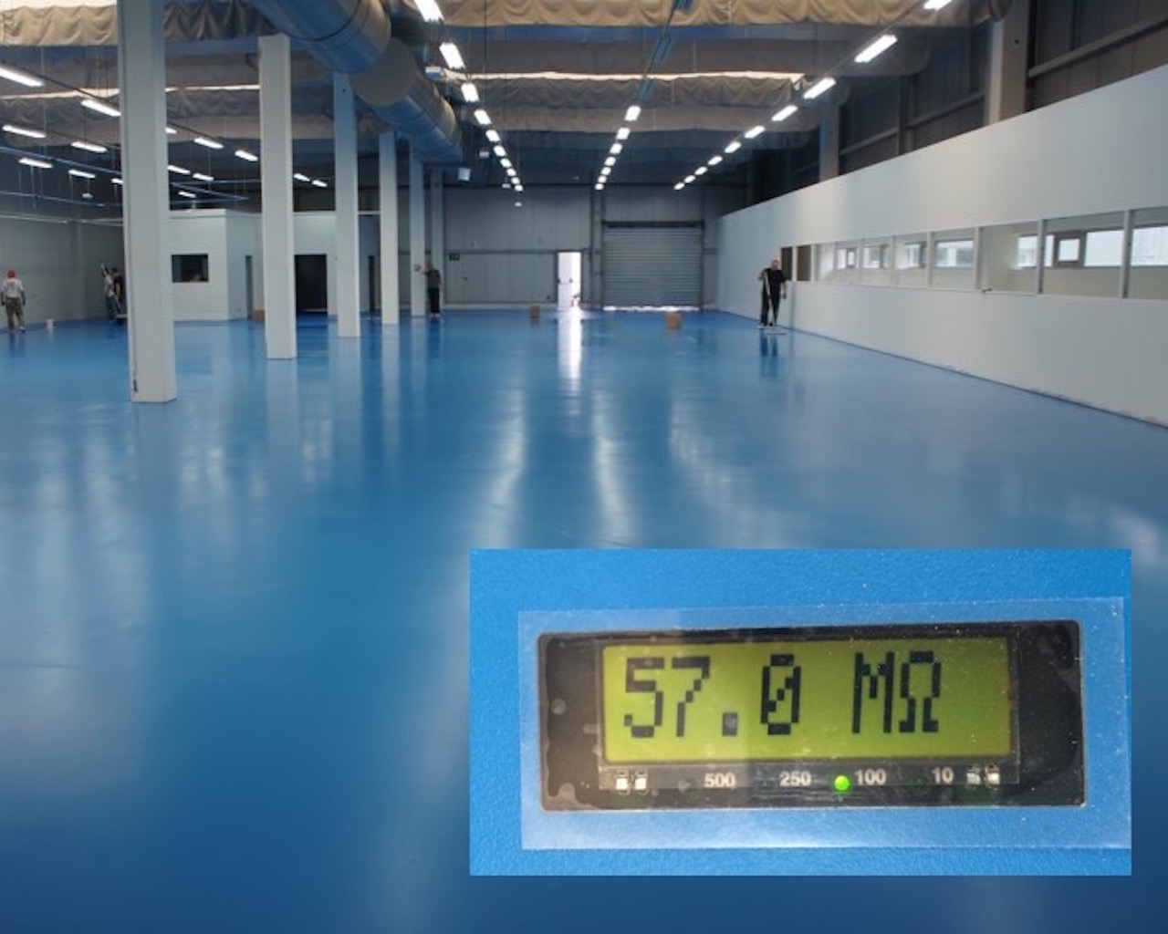 On procède à la mesure de l'impédance après 12 heures de séchage. Résultat : 57 megohms. Le sol est de nouveau certifiable.