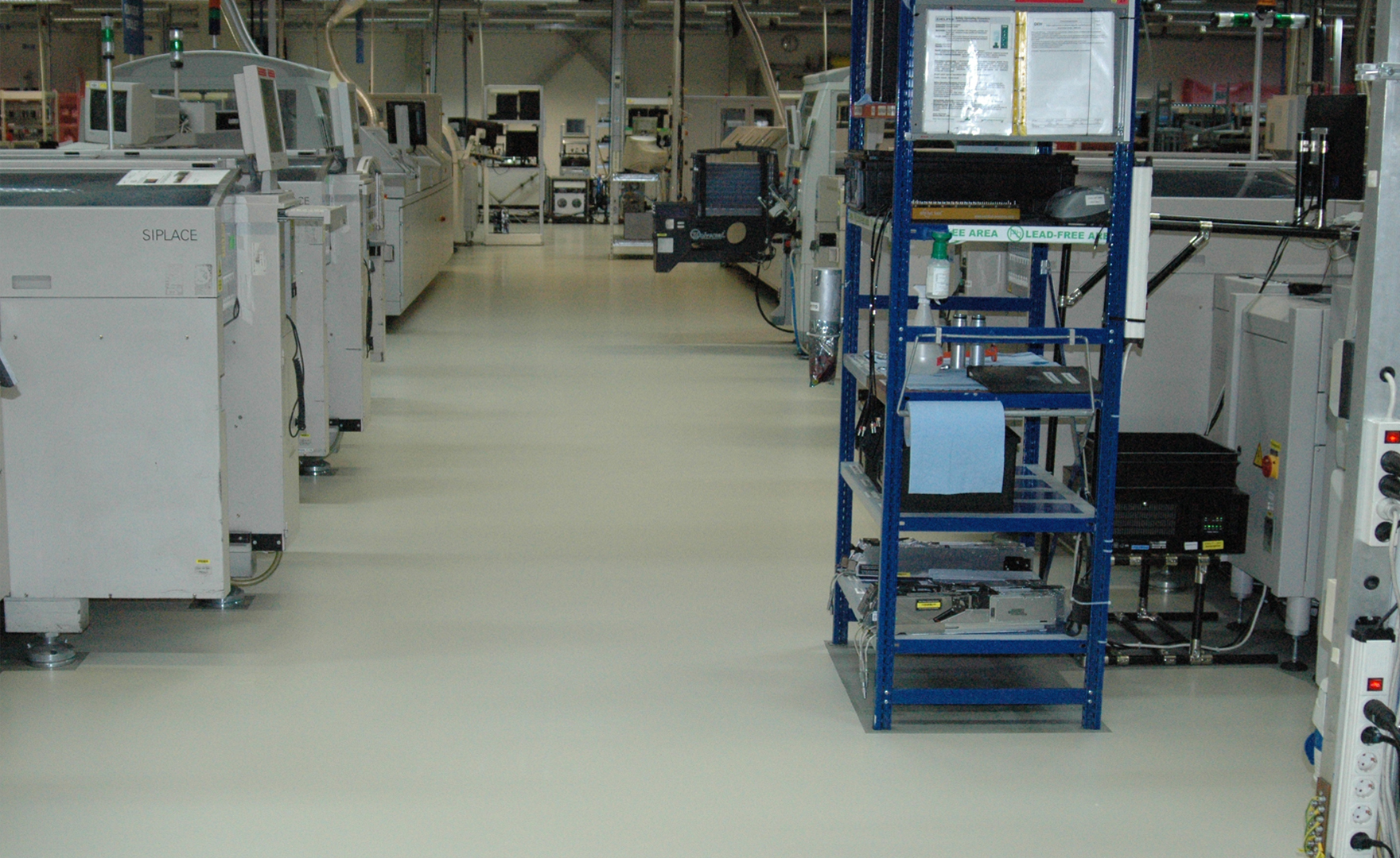 Usine de micro-électronique avec un sol ESD rénové