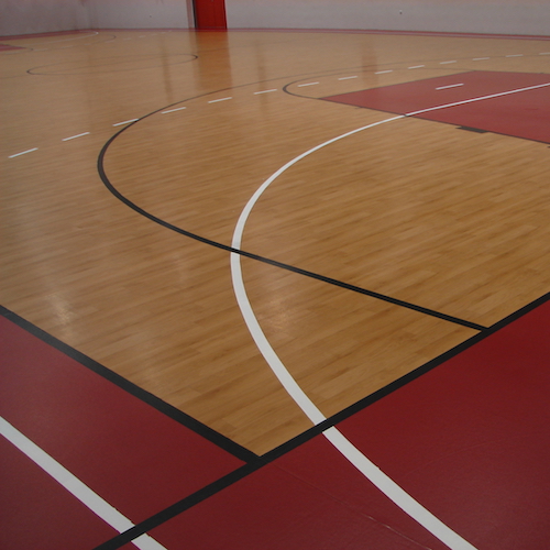 Une salle de sport avec des lignes de démarcations toutes neuves.
