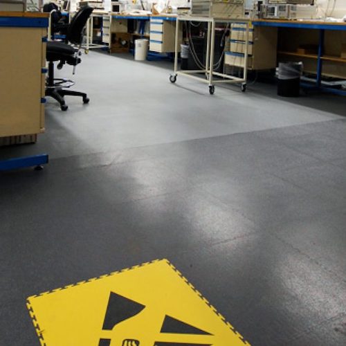 Un sol ESD rénové dans un laboratoire de contrôle