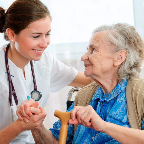 Une médecin discute avec une personne âgée dans une maison de retraite