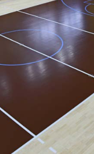 Une salle de sport avec des lignes de marquage rénovées