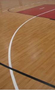 Une salle de sport avec des lignes de marquage rénovées