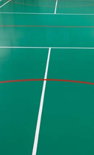 Une salle de sport avec des lignes de marquage rénovées