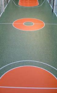 Une salle de sport avec des lignes de marquage rénovées