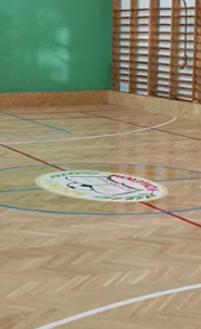 logo incrusté dans un sol rénové