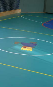 logo incrusté dans un sol rénové