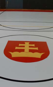 logo incrusté dans un sol rénové