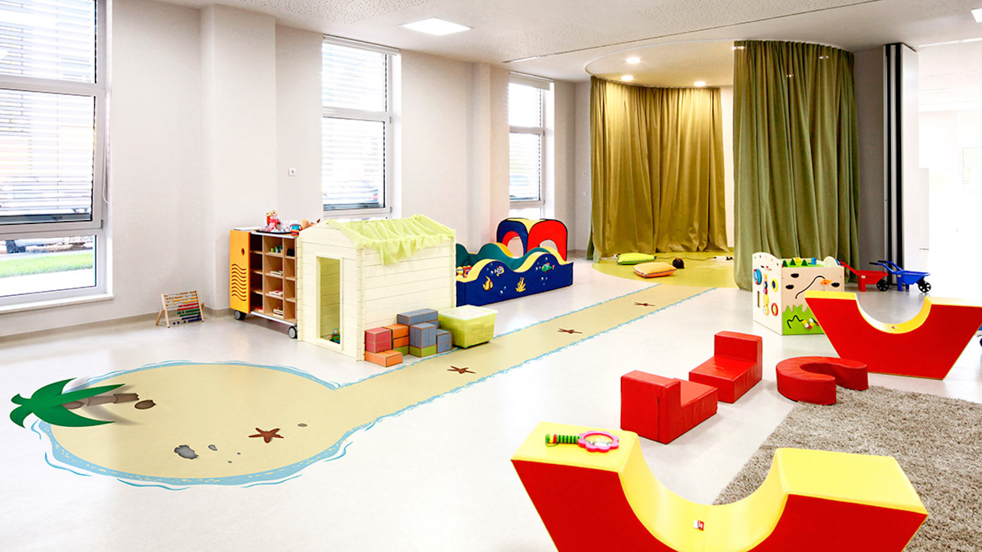 Une salle de classe très colorée avec dessins enfantins au sol